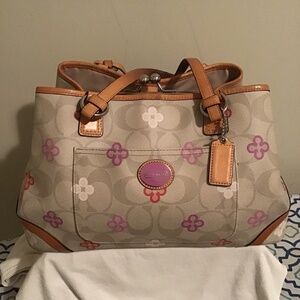 🔥COACH, Shoulder bag, see photos , very light stains on inside, exterior great